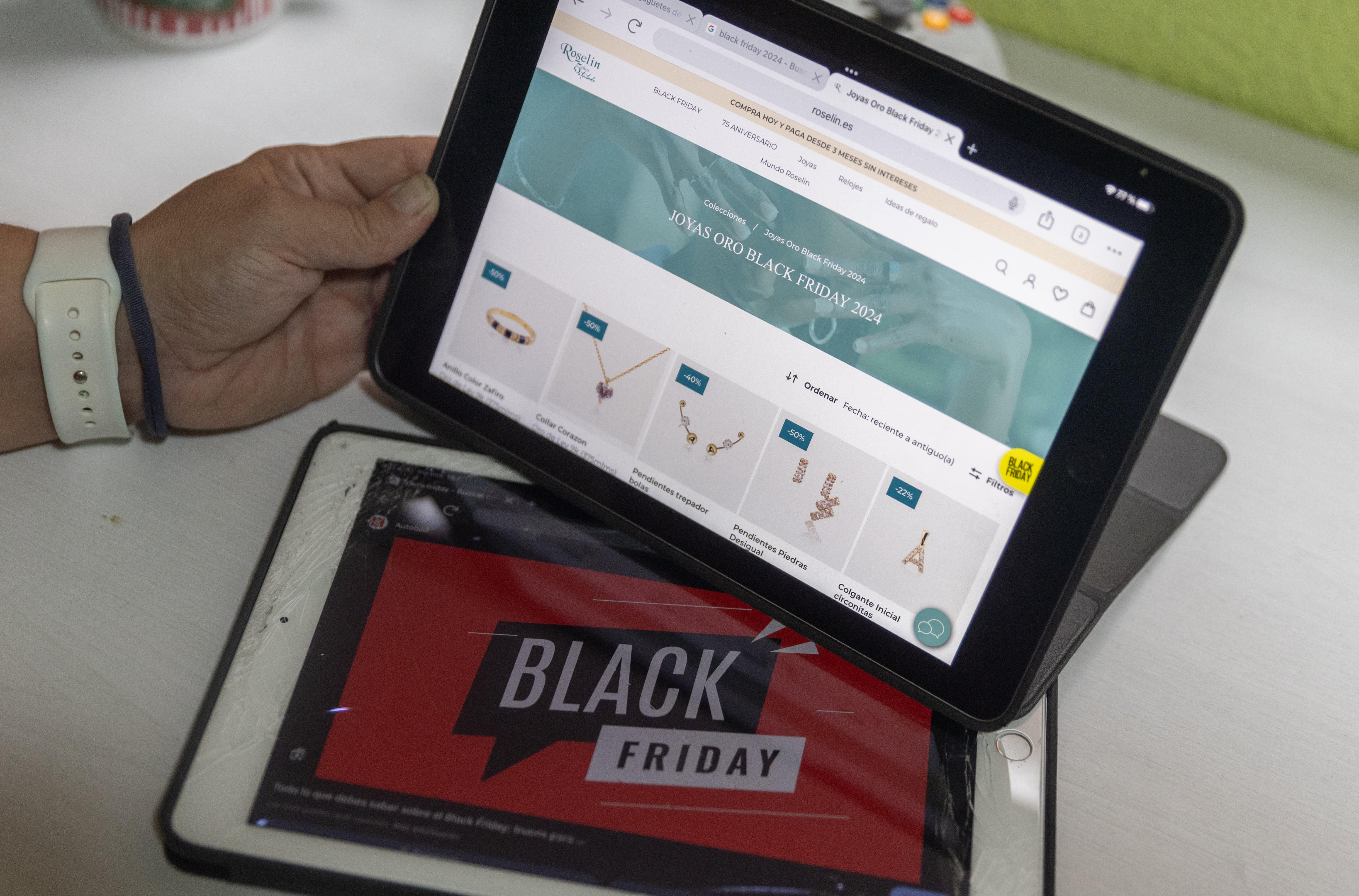 Un joven consulta una página web de compras online por el Black Friday.