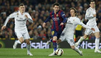 Modric zancadillea a Messi ante Kross.