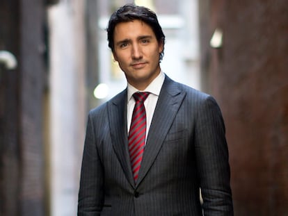 Trudeau se ha convertido en el paradigma de político ecuánime y sexy. ¿Le perjudica en su carrera que hasta se hayan fabricado desplegables con él desnudo para vestirlo? Al contrario, refuerza su imagen.