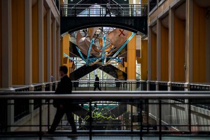 Varias personas caminan por los pasillos de un centro comercial de Lisboa, este lunes. Portugal, de 10 millones de habitantes, da hoy un paso más en su plan de desescalada, que consta de cuatro fases que reabren progresivamente la actividad de los portugueses, obligados a confinarse el pasado 15 de enero ante el descontrol de la tercera ola de coronavirus.