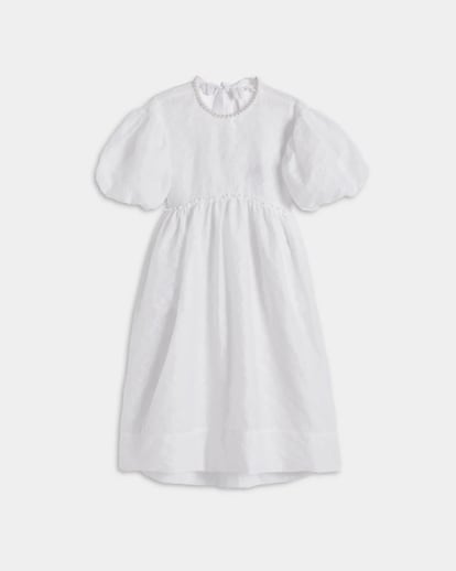 Simone Rocha. La visionaria del volumen XXL como herramienta de vanguardia tiene en este vestido de cadencia infantil su mejor baza. Un modelo fabricado en tejido de cloqué con un suave relieve y una hilera de perlas en el cuello, que rememora el clásico diseño de primera comunión popularizado en los años 90.