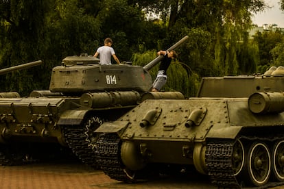 Niños jugando sobre unos tanques en el parque de la fortaleza de Brest, dedicado a la resistencia soviética frente a los nazis en la Segunda Guerra Mundial.  