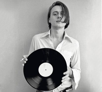 Brett Anderson sostiene un vinilo mientras fuma en la redacción del ‘NME’ en 1993. 25 años después nos ha demostrado que aún puede hacer dos cosas a la vez: un buen disco y un buen libro.