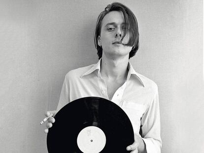 Brett Anderson sostiene un vinilo mientras fuma en la redacción del ‘NME’ en 1993. 25 años después nos ha demostrado que aún puede hacer dos cosas a la vez: un buen disco y un buen libro.