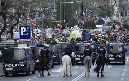 Vista de la plaza de Neptuno desde la Carrera de San Jer&oacute;nimo, donde se encuentra el Congreso, cortada al tr&aacute;fico y tomada por la Polic&iacute;a Nacional 