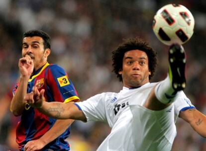 Pedro y Marcelo luchan por un balón durante el clásico de la 32ª jornada.