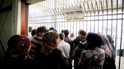 Fila de mulheres, idosos e crianças no posto de controle de Qalandiya.