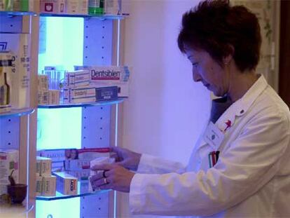 Una farmacéutica ordena medicamentos.