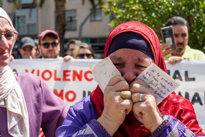 La madre de Abderrahim, con dos retratos en la mano, durante la manifestación de este sábado.