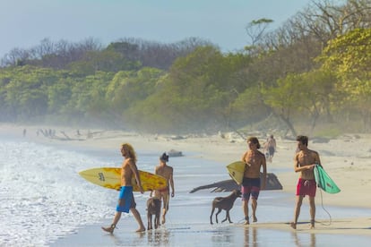 Surfistas na península de Nicoya, na Costa Rica.