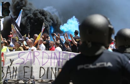 Manifestasntes durante la protesta de taxistas en Madrid.