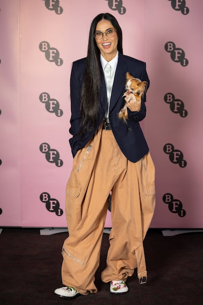 Al filo de la tendencia con Loewe. Con la colaboración del estilista Brad Goreski Moore defendió este conjunto de la colección de otoño 2024 de Loewe de pantalones cargo de estilo globo, durante la presentación de 'La sustancia' en el BFI Southbank de Londres. Las gafas de 'nerd' son una constante en sus 'looks' ante la prensa desde los inicios de su carrera.