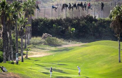 Imagen de un grupo de inmigrantes encaramado a una valla en Melilla por la que José Palazón ganó el premio Ortega y Gasset.