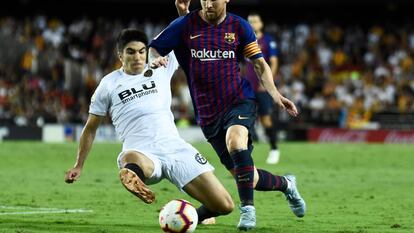 Messi domina el balón ante Carlos Soler. 