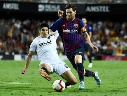 Messi domina el balón ante Carlos Soler. 