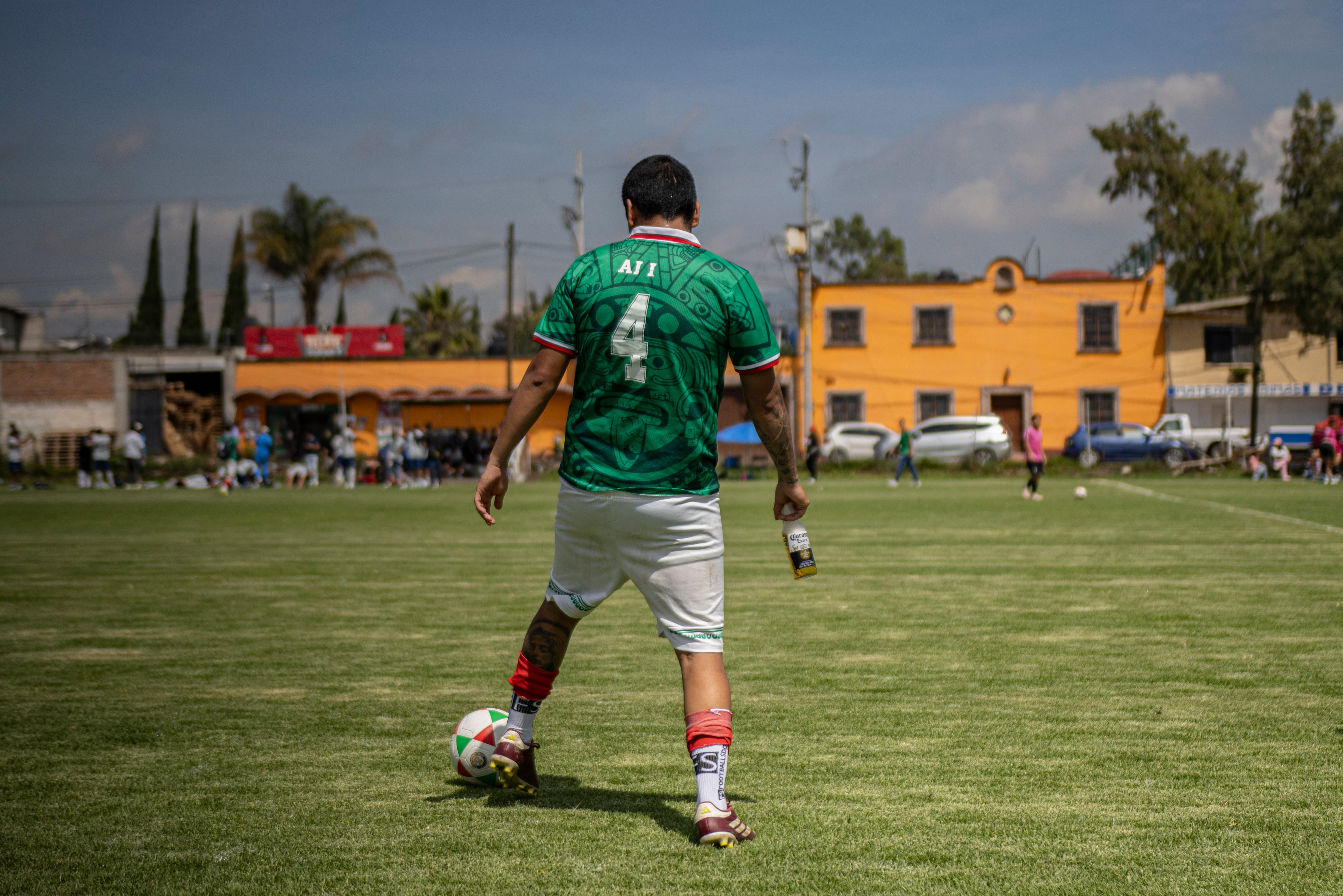 Un jugador del equipo llanero de México porta su uniforme tras jugar una final de liga.