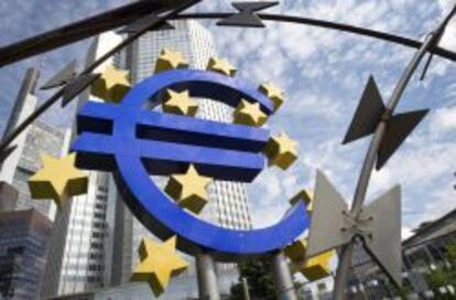 Vista de la escultura con el logo del euro que decora los alrededores de la sede del Banco Central Europeo (BCE) en Fr&aacute;ncfort (Alemania). 