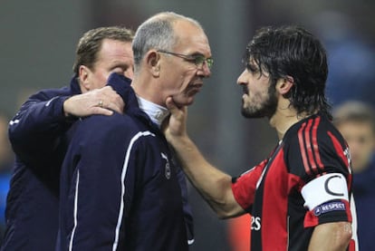 Gattuso agarra a Jordan, el segundo técnico del Tottenham.