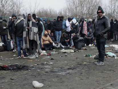 Decenas de extranjeros aguardan en el paso fronterizo de Shehyni, en Ucrania, a entrar en Polonia.