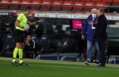 El árbitro José María Sánchez Martínez se dirige al entrenador del Barcelona, Ronald Koeman.