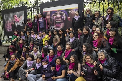 Mujeres fotoperiodistas durante la inauguración de la exposición 'Encuadres y miradas' en la Ciudad de México. 