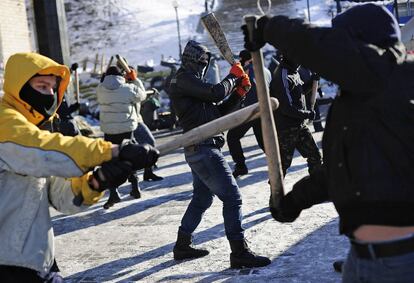 Sesin de entrenamiento de los manifestantes antigubernamentales en la plaza de la Independencia de Kiev (Ucrania).