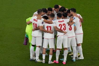 Los jugadores de Irán se reunen antes del encuentro contra EE UU del grupo B en el estadio Al Thumama en Doha.