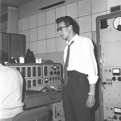 Mike Smith, durante una grabación de Wee Willie Harris en los estudios de Decca, en 1960.