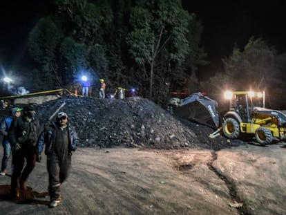 Mineiros e socorristas após a explosão de uma mina ilegal em Cundinamarca.