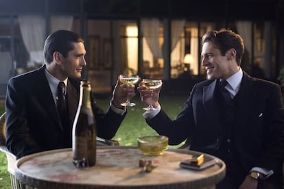 Yon González y Martiño Rivas en 'Las chicas del cable'.