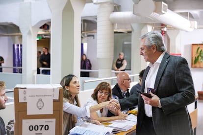 El presidente, Alberto Fernández, ha llegado a votar antes de las 10 de la mañana al barrio porteño de Puerto Madero. Después de emitir su voto, el peronista ha respondido brevemente a las preguntas de la prensa y se ha amparado en la veda electoral para evitar hacer autocrítica de su gestión. Preguntado sobre sus planes para después del 10 de diciembre, cuando termina su mandato, Fernández ha respondido que "no importa" si se retirará de la política: "Voy a seguir como ciudadano, soy un ciudadano".