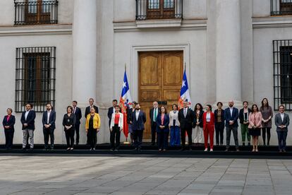 Gabriel Boric y sus ministros en el Palacio de La Moneda en septiembre de 2022 en Santiago de Chile. 