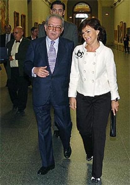 Carmen Calvo y Eduardo Serra (detrás, Miguel Zugaza), en el Prado.