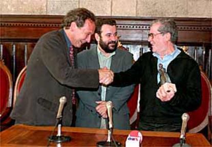 Xavier Vidal-Folch y Ramón Chao se saludan en presencia del teniente de alcalde de Girona, Joan Plana