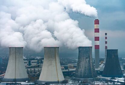 Central térmica de Laziska, ubicada junto a la ciudad polaca de Katowice. 