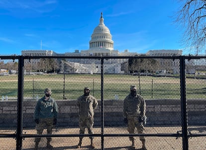 Miembros de la Guardia Nacional, detrás de las rejas levantadas en los alrededores del Capitolio tras el asalto del 6 de enero.