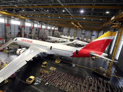 Un Airbus 330 de Iberia en el hangar de la compañía en Madrid.