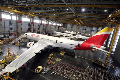 Un avión de pasajeros de Iberia, el pasado viernes, durante los trabajos para su transformación en carguero, en Madrid.