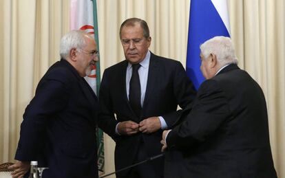 El ministro de Exteriores de Rusia, Sergéi Lavrov, junto a sus homólogos sirio e iraní, este viernes en Moscú.