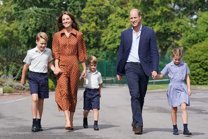 Guillermo de Inglaterra y Kate Middleton con sus tres hijos, de izquierda a derecha, Jorge, Luis y Carlota, a su llegada a un evento para nuevos alumnos celebrado en su nueva escuela, Lambrook, el 7 de septiembre de 2022.