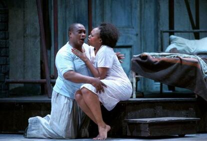 Porgy (Xolela Sixaba) y Bess (Nonhlanhla Yende) en la ópera 'Porgy and Bess'.