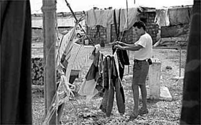 Un inmigrante tiende ropa junto a la infravivienda en la que vive en El Ejido (Almería), el pasado viernes.