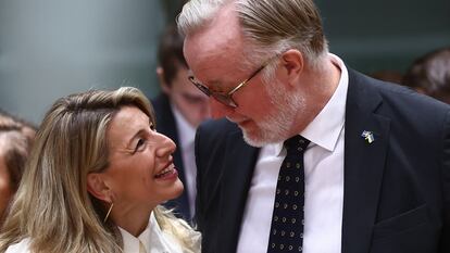 Yolanda Díaz y su homólogo sueco Johan Pehrson, en Bruselas el lunes.