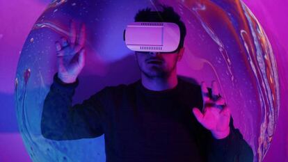  Una persona utilizando unas gafas de realidad virtual. Getty 