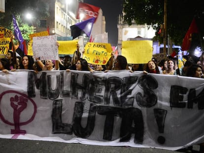 Mulheres protestam no Rio de Janeiro em 1 de junho.