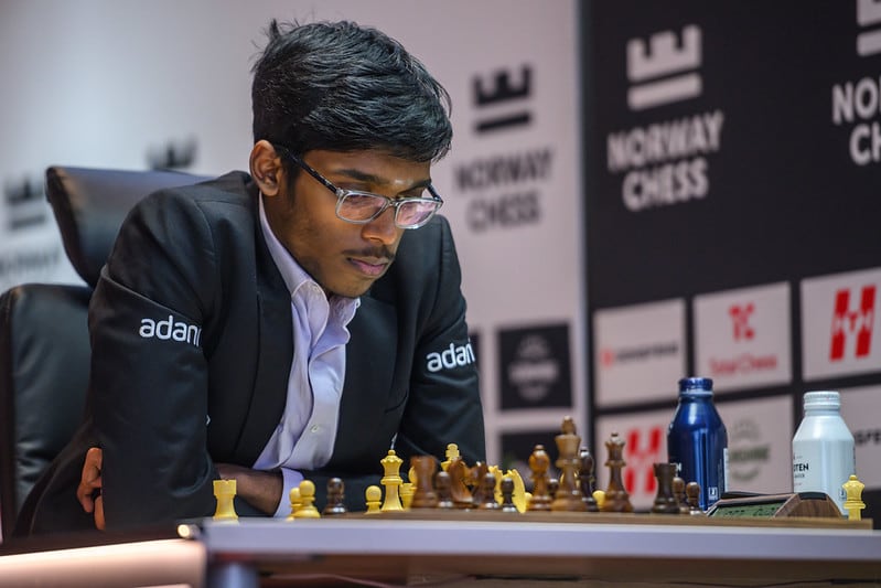 Praggnanandhaa, hoy, durante su partida con Carlsen