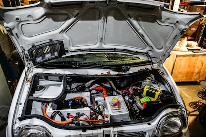 Interior de un coche Mini, con el motor eléctrico instalado, en la sede de Elektrun.
