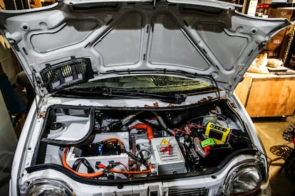 Interior de un coche Mini, con el motor eléctrico instalado, en la sede de Elektrun. 