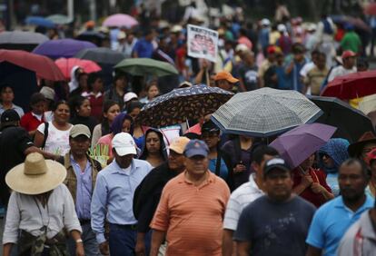 El sindicato ha amenazado con tomar el aeropuerto de la Ciudad de México el próximo domingo si no se cumplen sus peticiones. Se han manifestado al grito de “si no hay soluciones, no hay elecciones”.