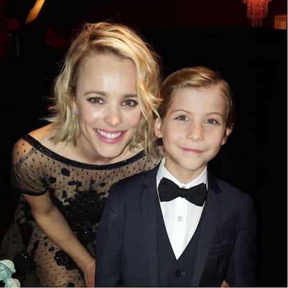 Rachel McAdams muy sonriente junto a Jacob.